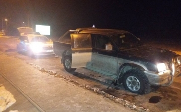 Rendőrök segítettek kereket cserélni egy bajba jutott férfinak