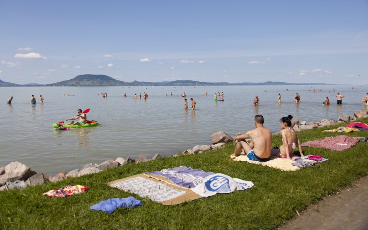 Egy 67 éves német nő rosszul lett és meghalt a Balatonban