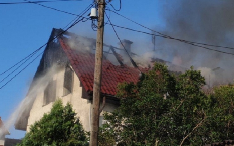 Égő házból mentettek ki egy gyereket és egy anyát a rendőrök