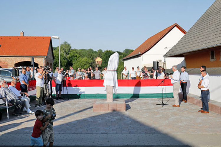 Átadták a Nemzeti összetartozás terét Csikóstőttősön 