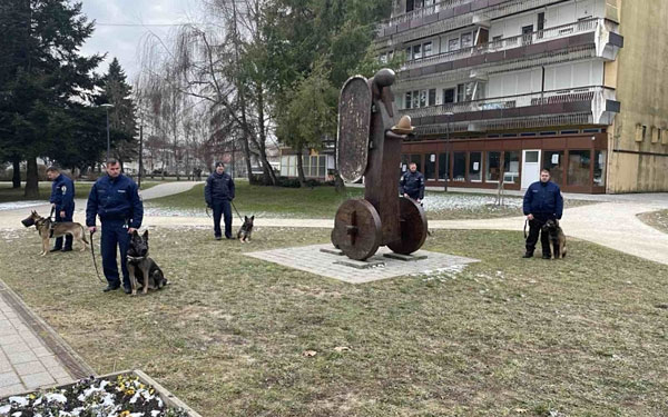 Dombóváron tartották a kutyás rendőrök és kutyáik összevont képzését