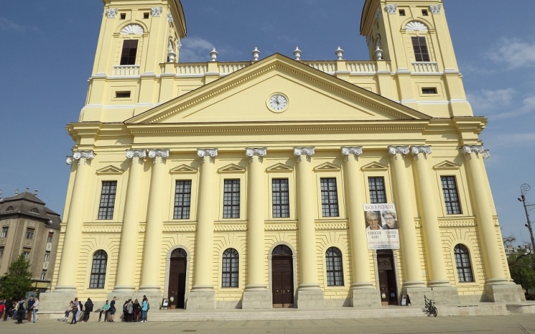 Horogkeresztet rajzolt két fiú a debreceni Nagytemplomra