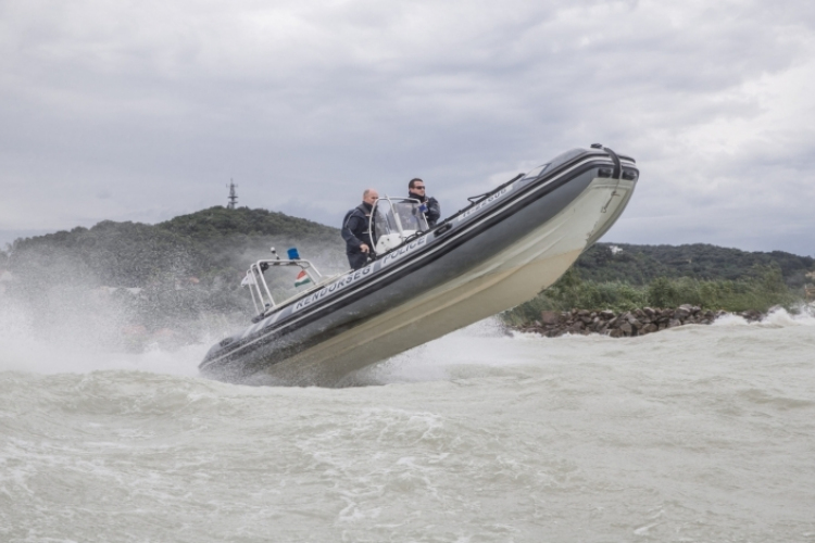 Sokakat kellett kimenteni a Balatonból